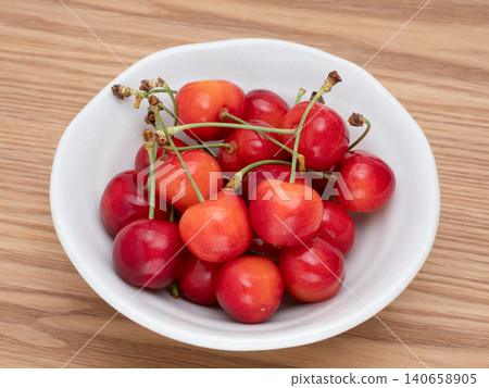 Large cherries: Yamagata Beni-o Large cherries: Yamagata Beni-o 140658905