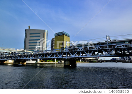 從隅田川露台眺望東京晴空塔和隅田川步道。 從隅田川露台眺望東京晴空塔和隅田川步道。 140658930