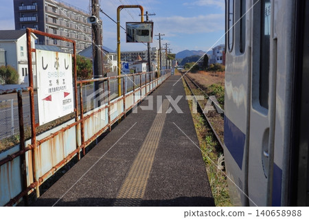 Kiha 40 train and station sign at Shibushi Station on the Nichinan Line (Shibushi City, Kagoshima Prefecture) 140658988
