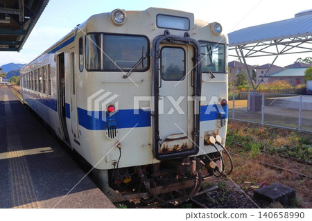 Kiha 40 parked at Shibushi Station on the Nichinan Line (Shibushi City, Kagoshima Prefecture) Kiha 40 parked at Shibushi Station on the Nichinan Line (Shibushi City, Kagoshima Prefecture) 140658990