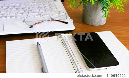 更換智慧型手機型號和傳輸資料的圖片。 更換智慧型手機型號和傳輸資料的圖片。 140659211