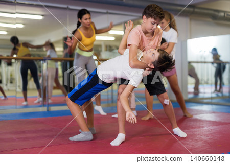 Teens learn to do painful head grab in self-defense lesson 140660148