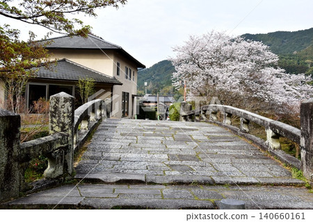 Akizuki Castle Town (Akizuki Castle Ruins), Asakura City, Fukuoka Prefecture: Meganebashi Bridge over the Notorigawa River and cherry blossoms in full bloom. Akizuki Castle Town (Akizuki Castle Ruins), Asakura City, Fukuoka Prefecture: Meganebashi Bridge over the Notorigawa River and cherry blossoms in full bloom. 140660161