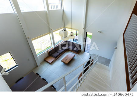 現代客廳內部景觀,擁有高挑的天花板。 現代客廳內部景觀,擁有高挑的天花板。 140660475