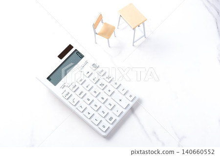 教育成本飆升——學校的課桌椅和計算器讓人聯想到不斷上漲的教育成本，這給家庭預算帶來了壓力。 140660552