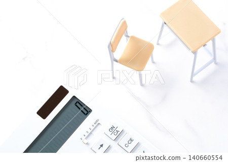 教育成本飆升——學校的課桌椅和計算器讓人聯想到不斷上漲的教育成本,這給家庭預算帶來了壓力。 教育成本飆升——學校的課桌椅和計算器讓人聯想到不斷上漲的教育成本,這給家庭預算帶來了壓力。 140660554