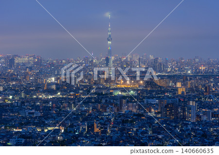 東京晴空塔和東京夜景全景 140660635