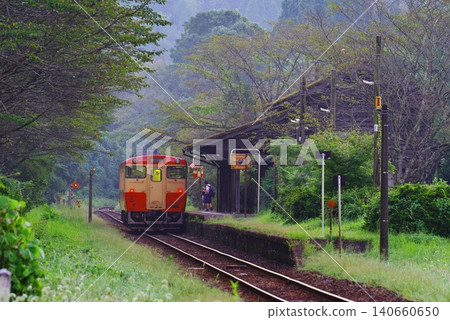 秋末,一列塗裝為日本國鐵塗裝的「紀波號」列車停靠在無人車站。 秋末,一列塗裝為日本國鐵塗裝的「紀波號」列車停靠在無人車站。 140660650