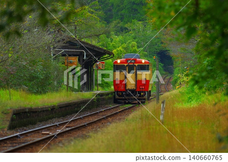 一座百年歷史的車站大樓和一節充滿昭和時代氣息的柴油動車組。 140660765