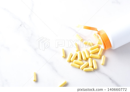 服用膠囊補充劑改善身體狀況的圖片 服用膠囊補充劑改善身體狀況的圖片 140660772