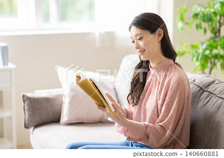 A woman reading a book 140660881