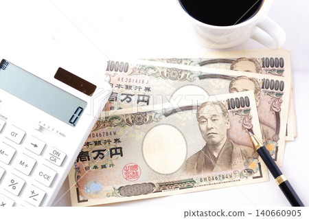 一張10000日元鈔票和一個計算器——一張10000日元鈔票和一個計算器放在桌子上。 一張10000日元鈔票和一個計算器——一張10000日元鈔票和一個計算器放在桌子上。 140660905