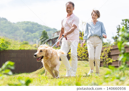 一對老年夫婦帶著心愛的狗狗享受旅行。 一對老年夫婦帶著心愛的狗狗享受旅行。 140660936