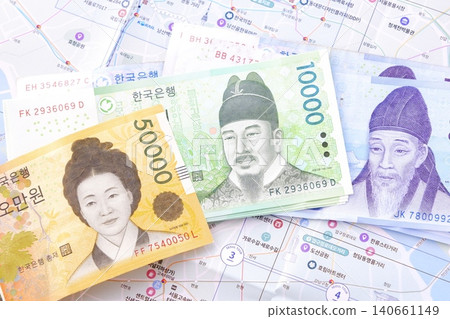 準備好韓幣、韓元紙幣和韓國地圖，規劃您的韓國之旅。 140661149