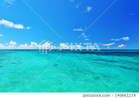 沖繩宮古島 夏日藍天與大海 沖繩宮古島 夏日藍天與大海 140661274