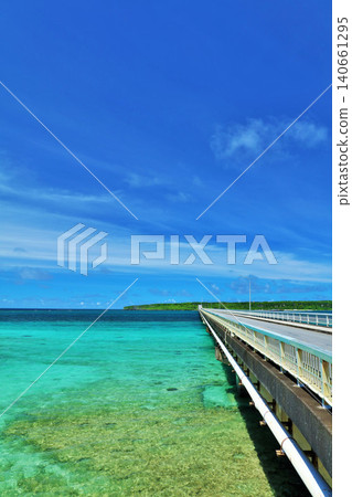 沖繩宮古島 久里馬大橋的藍天和大海 沖繩宮古島 久里馬大橋的藍天和大海 140661295