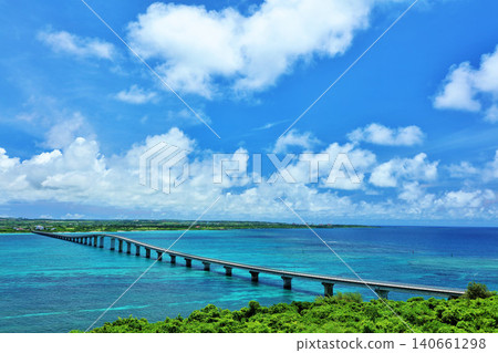 沖繩宮古島來馬大橋和藍天大海 140661298