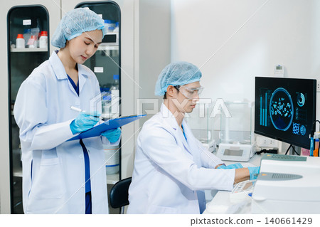 Team scientist or medical technician working, having a medical discuss meeting with an Asian senior female scientist supervisor Team scientist or medical technician working, having a medical discuss meeting with an Asian senior female scientist supervisor 140661429