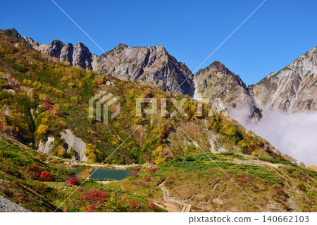 白馬山的山峰正值秋色最盛之時。 白馬山的山峰正值秋色最盛之時。 140662103