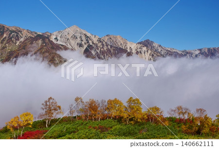 白馬山的山峰正值秋色最盛之時。 白馬山的山峰正值秋色最盛之時。 140662111