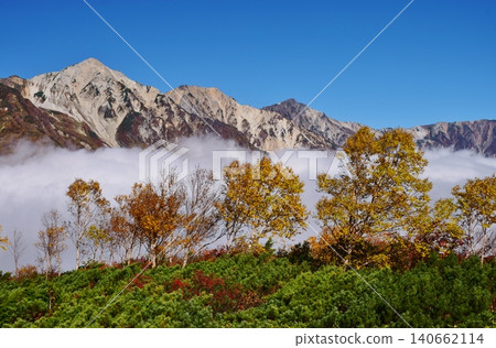白馬山的山峰正值秋色最盛之時。 白馬山的山峰正值秋色最盛之時。 140662114