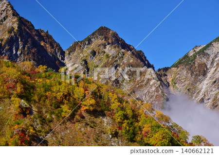 The peaks of Hakuba are at the height of their autumn foliage. 140662121