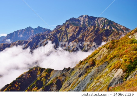 白馬山的山峰正值秋色最盛之時。 白馬山的山峰正值秋色最盛之時。 140662129
