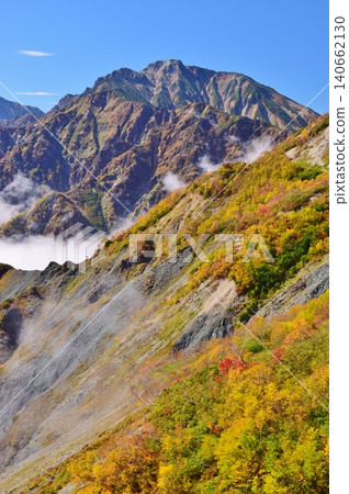 白馬山的山峰正值秋色最盛之時。 白馬山的山峰正值秋色最盛之時。 140662130
