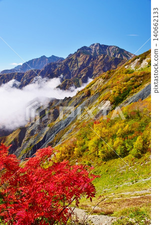 白馬山的山峰正值秋色最盛之時。 白馬山的山峰正值秋色最盛之時。 140662133