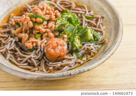 冷蕎麥麵配秋葵、納豆和醃梅子 140662873