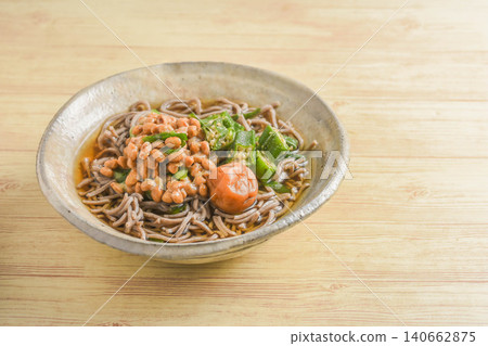 冷蕎麥麵配秋葵、納豆和醃梅子 冷蕎麥麵配秋葵、納豆和醃梅子 140662875