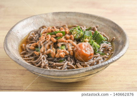 冷蕎麥麵配秋葵、納豆和醃梅子 140662876