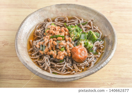 冷蕎麥麵配秋葵、納豆和醃梅子 冷蕎麥麵配秋葵、納豆和醃梅子 140662877
