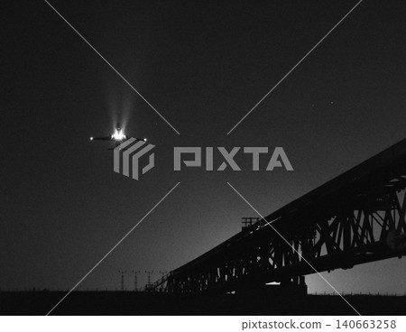 夜間起飛的飛機 夜間起飛的飛機 140663258