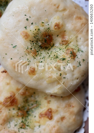 用米粉和豆腐製作的無麩質自製起司麵包 140663260
