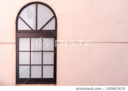 Retro arched window and pink beige wall background material (copy space) 140663419