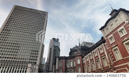 東京站丸之內大樓以及新舊建築交錯、摩天大樓林立的城市景觀。 東京站丸之內大樓以及新舊建築交錯、摩天大樓林立的城市景觀。 140663756
