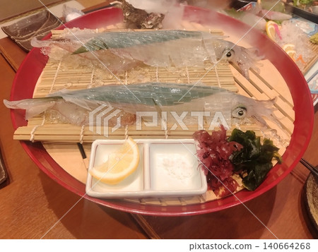 新鮮魷魚刺身和整隻魷魚展示。 新鮮魷魚刺身和整隻魷魚展示。 140664268
