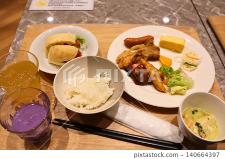 一份營養均衡的套餐,包含西式和日式菜餚。 一份營養均衡的套餐,包含西式和日式菜餚。 140664397