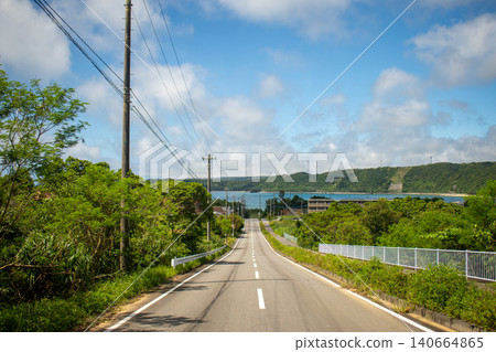 從筆直的道路上眺望大海 / 沖繩縣東村 從筆直的道路上眺望大海 / 沖繩縣東村 140664865
