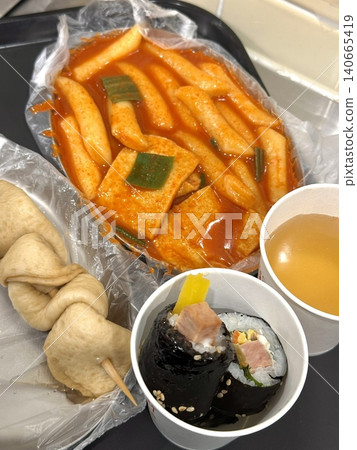 Bunsik, a popular Korean street food, includes various dishes like tteokbokki, odeng, and gimbap. It's a tasty, comforting snack loved by many, perfect for casual gatherings or quick bites. 140665419