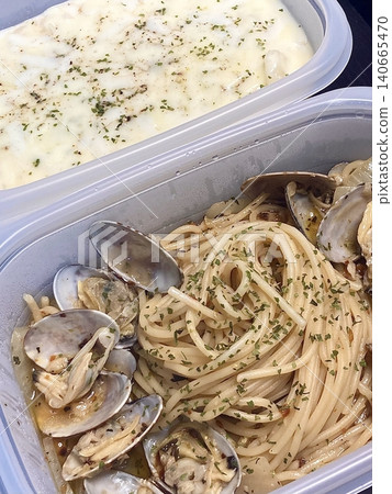 Creamy spaghetti carbonara made with rich egg yolk sauce, crispy bacon, parmesan cheese, and freshly ground black pepper for a classic, indulgent Italian pasta dish. 140665470