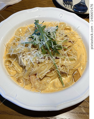 Creamy spaghetti carbonara made with rich egg yolk sauce, crispy bacon, parmesan cheese, and freshly ground black pepper for a classic, indulgent Italian pasta dish. Creamy spaghetti carbonara made with rich egg yolk sauce, crispy bacon, parmesan cheese, and freshly ground black pepper for a classic, indulgent Italian pasta dish. 140665476