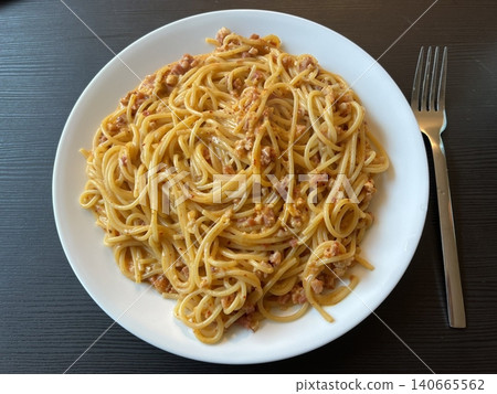 Creamy spaghetti carbonara made with rich egg yolk sauce, crispy bacon, parmesan cheese, and freshly ground black pepper for a classic, indulgent Italian pasta dish. 140665562