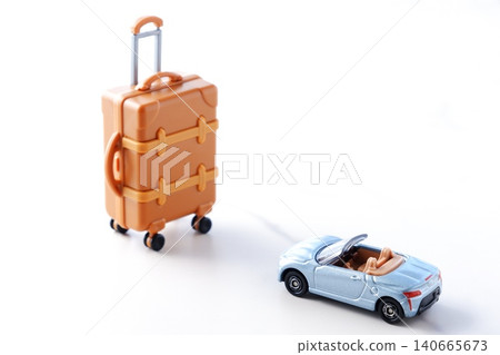 公路旅行-一張開著雙座敞篷車,帶著行李箱,踏上公路旅行的畫面。 公路旅行-一張開著雙座敞篷車,帶著行李箱,踏上公路旅行的畫面。 140665673