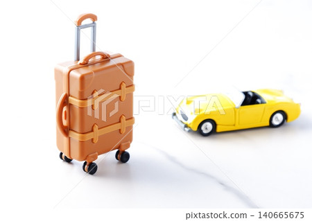 公路旅行-一張開著雙座敞篷車,帶著行李箱,踏上公路旅行的畫面。 公路旅行-一張開著雙座敞篷車,帶著行李箱,踏上公路旅行的畫面。 140665675