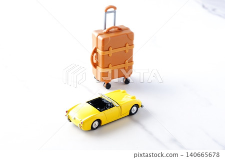 公路旅行-一張開著雙座敞篷車,帶著行李箱,踏上公路旅行的畫面。 公路旅行-一張開著雙座敞篷車,帶著行李箱,踏上公路旅行的畫面。 140665678