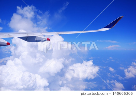 航空旅行圖片－從飛行中的客機舷窗望出去，可以看到雲朵和藍天。 140666366