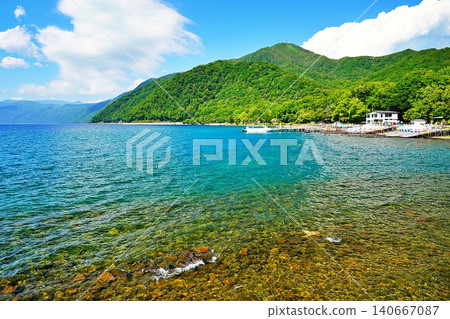 支笏湖景色清澈見底。 支笏湖景色清澈見底。 140667087