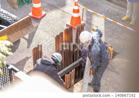 道路開挖工程,用於鋪設和維修污水和供水管;擋土牆、板樁、橫樑、支撐。 道路開挖工程,用於鋪設和維修污水和供水管;擋土牆、板樁、橫樑、支撐。 140667192
